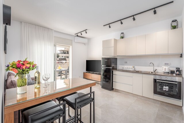 ラブリー ワン ベッドル ウィズ バルコニー