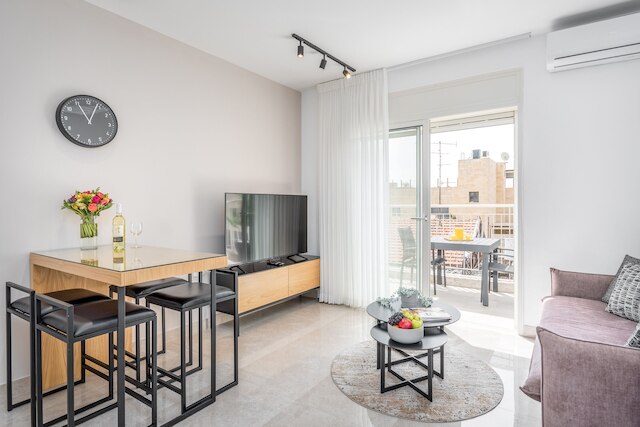 スタニング ワン ベッドル ビッグ バルコニー