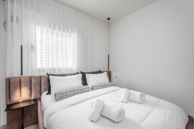 スタニング ワン ベッドル ビッグ バルコニー