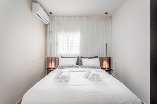 スタニング ワン ベッドル ビッグ バルコニー