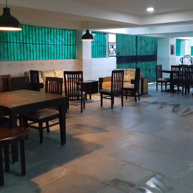 アバズ オックスフォードキャップス シャープール ジャット - キャンパス アコモデーション