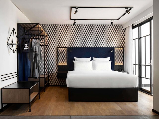 トライブ プノンペン ポスト オフィス スクエア