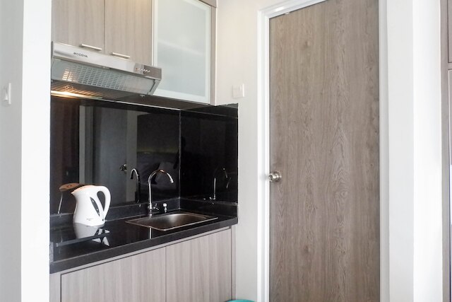 エクスクルーシブ アンド コンフィー スタジオ ルーム アパートメント アット タマン メラティ スラバヤ