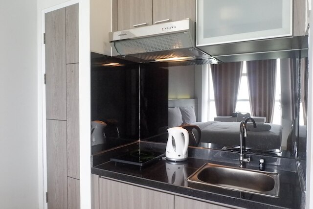 エクスクルーシブ アンド コンフィー スタジオ ルーム アパートメント アット タマン メラティ スラバヤ