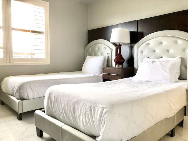 1305U- ボルケーノ ベイ プール バルコニー ビュー 2 ベッドルーム スイーツ