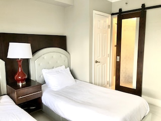 1305U- ボルケーノ ベイ プール バルコニー ビュー  2 ベッドルーム スイーツ