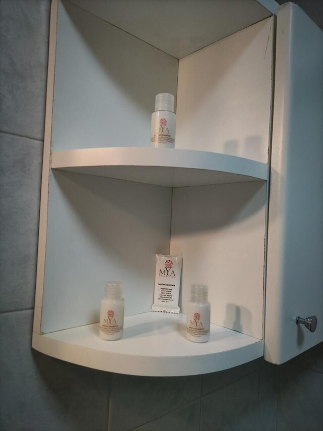 ルーム カム アンド ビジット ネープルズ !! ウィ ルック フォー