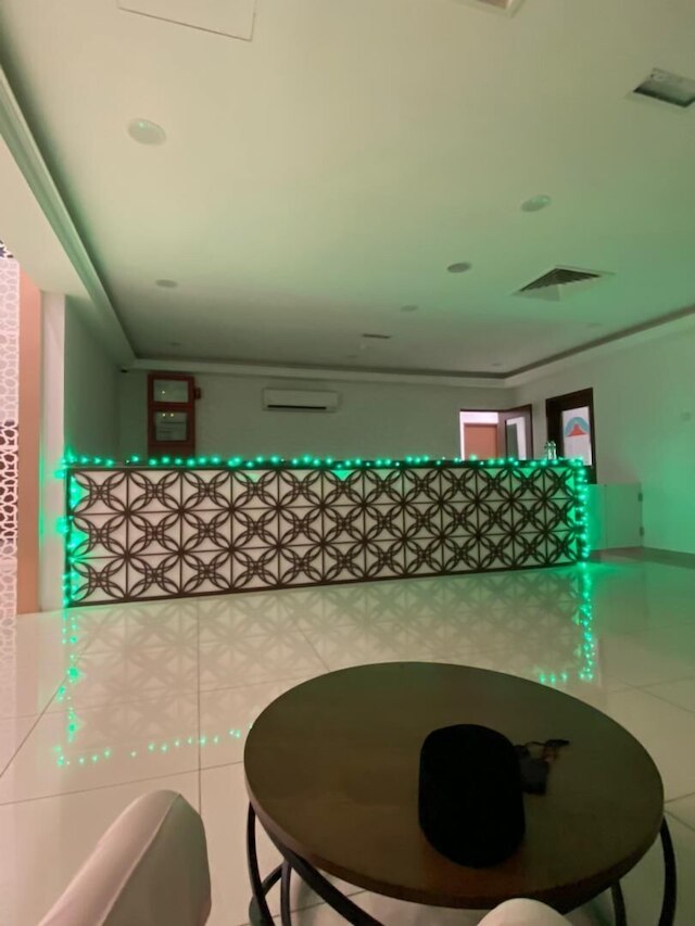 カフェ & キャピタル O 90756 カラ フル  ホテル