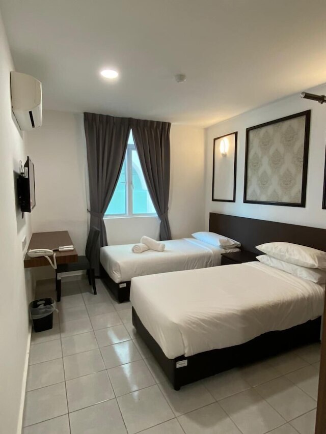 カフェ & キャピタル O 90756 カラ フル  ホテル