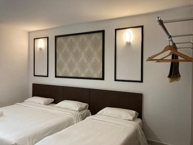 カフェ & キャピタル O 90756 カラ フル  ホテル