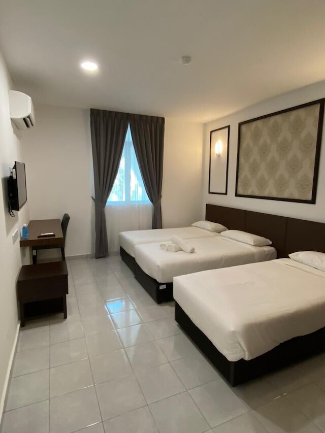 カフェ & キャピタル O 90756 カラ フル  ホテル