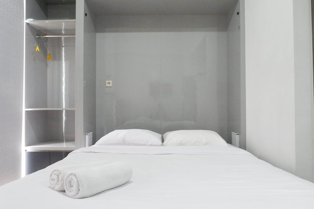 コンパクト アンド スタイリッシュ スタジオ アパートメント アット タマン メラティ スラバヤ