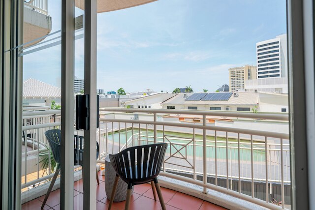 インナーシティーワンベッドルームアパートメントウィズプールビュー22