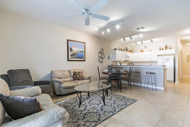 ヒュージ スクリーンド パティオ ザット オーバールックス レイク バック ニア フェイマス アトラクションズ! !