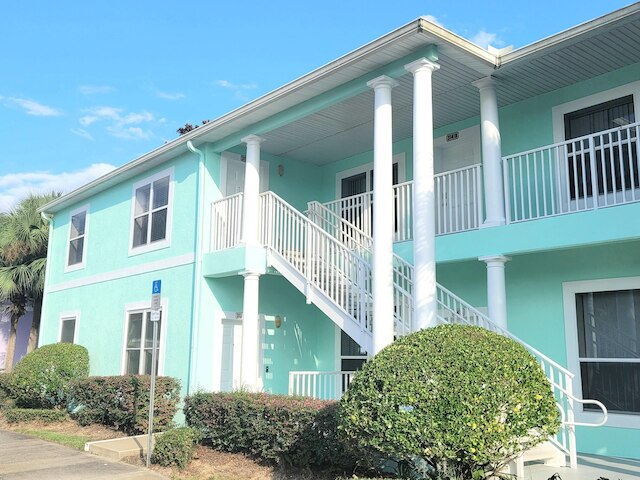 ヒュージ スクリーンド パティオ ザット オーバールックス レイク バック ニア フェイマス アトラクションズ! !