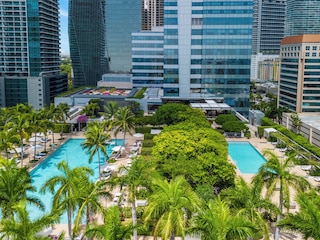 ラグジュアリー コンドズ アット フォー シーズンズ