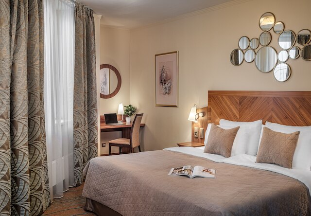 クラウン パレス アパートメンツ バイ アドレズ