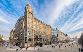 クラウン パレス アパートメンツ バイ アドレズ