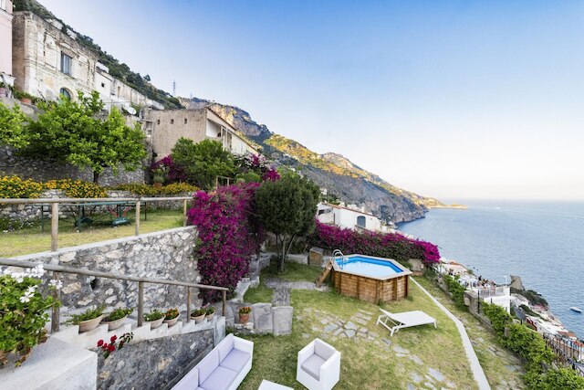 ヴィラ パノラマ - ガーデン オーバールッキング ザ シー アンド サウナ