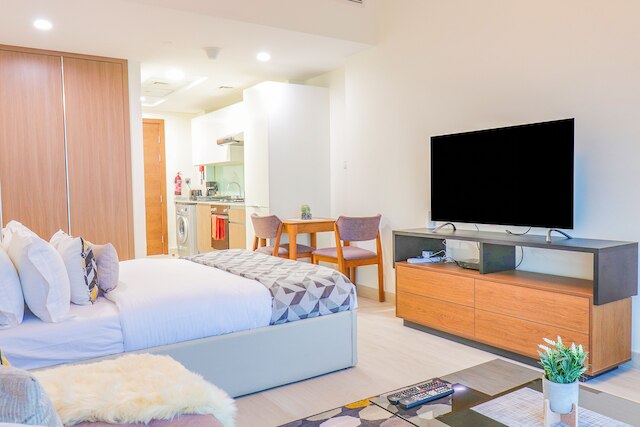 アジジ・アリヤの完全に家具付きのスタジオ