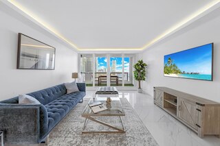 シック ベイフロント コンドミニアム ウィズ スタニング ビュー