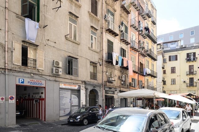 ヴィア ランツエーリ 38 イン ナポリ