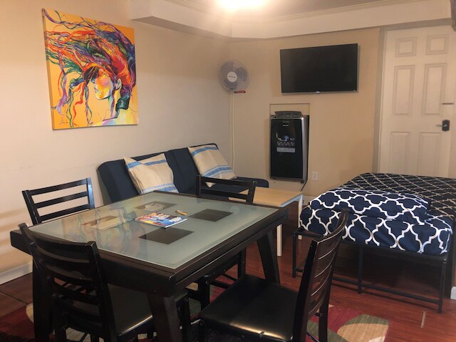 地下鉄近くのオースティンコーブ