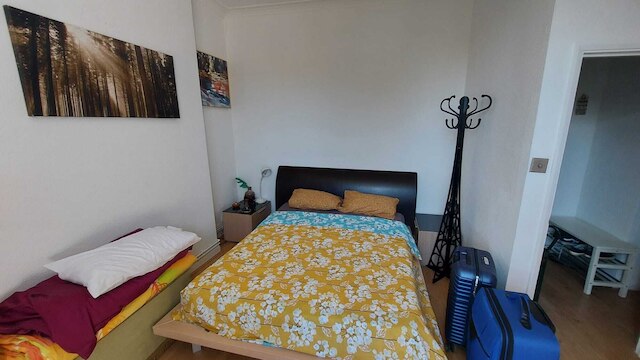 エクストラ ラージ ワン ベッドルーム フラット ウィズ パーキング