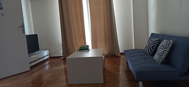 クリスズ アテネズ ホーム イン ザ センター オブ エブリシング