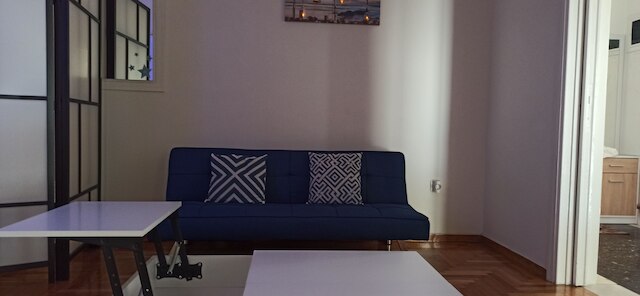 クリスズ アテネズ ホーム イン ザ センター オブ エブリシング