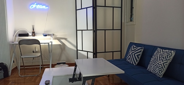 クリスズ アテネズ ホーム イン ザ センター オブ エブリシング