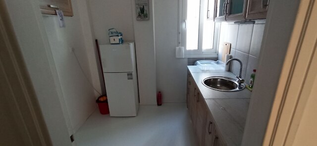 クリスズ アテネズ ホーム イン ザ センター オブ エブリシング