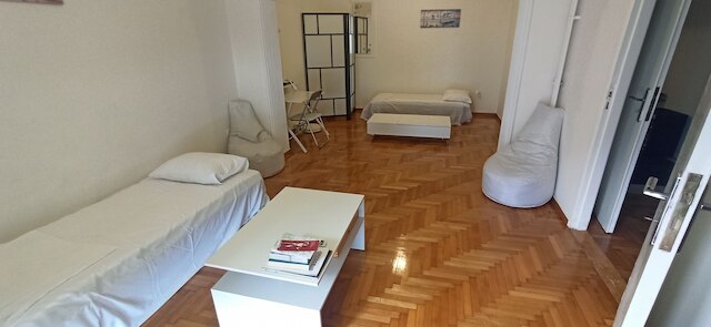 クリスズ アテネズ ホーム イン ザ センター オブ エブリシング