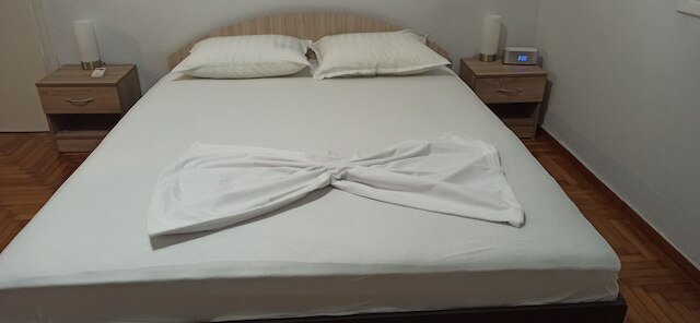 クリスズ アテネズ ホーム イン ザ センター オブ エブリシング