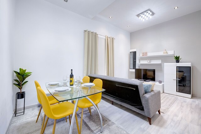 ゴージャス ベッドルーム  アパートメント ステップス トゥ ザ プロムナード