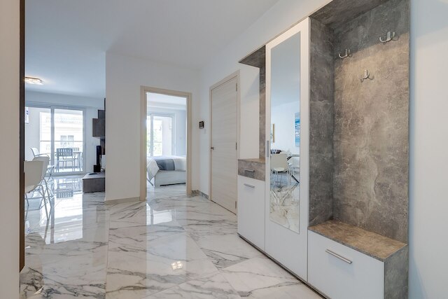 モダン  アパートメント ステップス トゥ セント ジョージズ ベイ