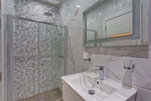 スタイリッシュ 1 ベッドルーム  アパートメント ステップス トゥ ザ プロムナード