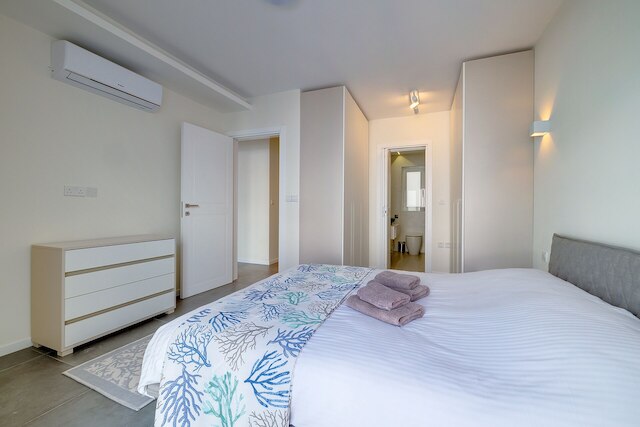 スタニング 3 ベッドルーム  アパートメント ウィズ マリーナ ビューズ