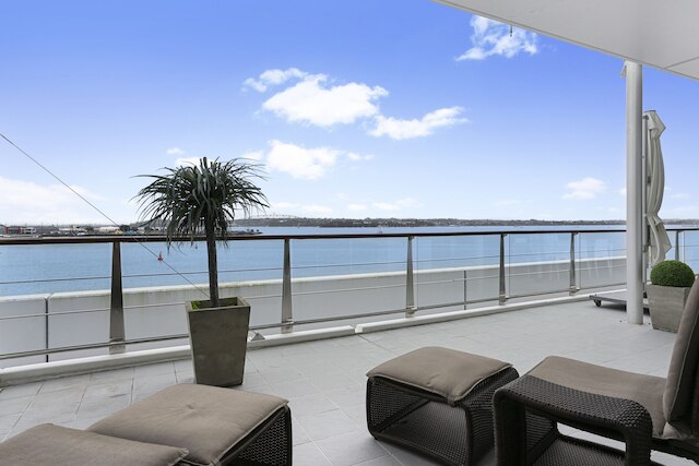 光があり広々とした素晴らしい港の眺め