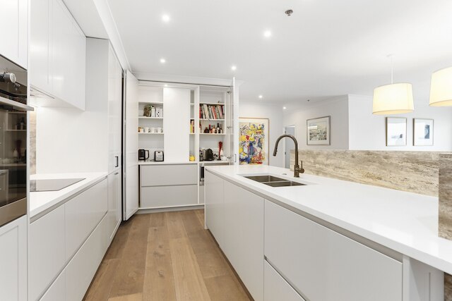 光があり広々とした素晴らしい港の眺め