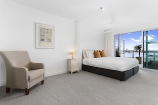 光があり広々とした素晴らしい港の眺め