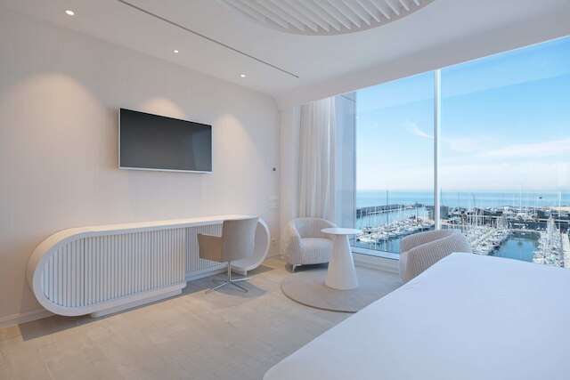 ホテル マリーナ バダロナ