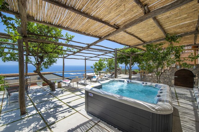 カーサ イル リッチョ - ハウス ウィズ ガーデン アンド ブレステイキング ビュー