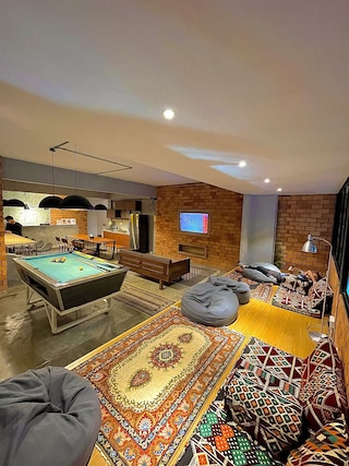 アーチ・ドルミトリオ・ケナン - ホステル