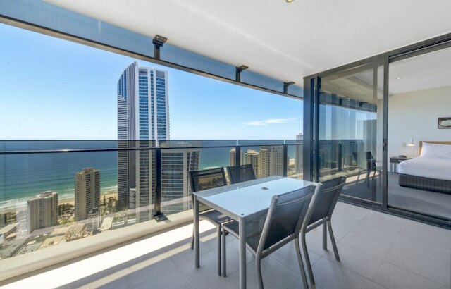 サークル・オン・キャヴィル - カーストレット