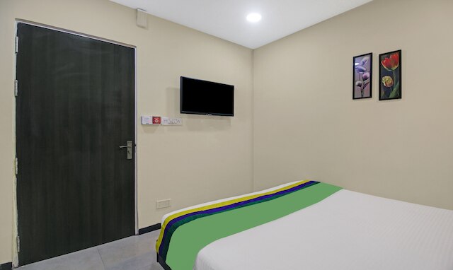 ツリーボ ナマンズ イン ニア カリガット マンディール