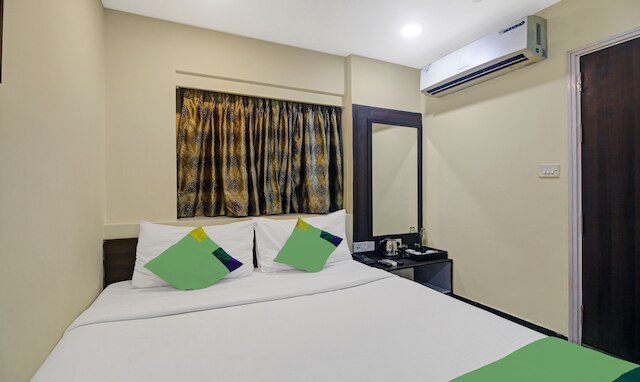 ツリーボ ナマンズ イン ニア カリガット マンディール