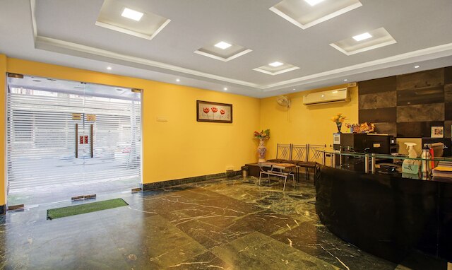 ツリーボ ナマンズ イン ニア カリガット マンディール