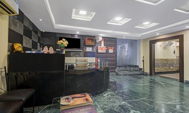 ツリーボ ナマンズ イン ニア カリガット マンディール