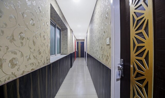 ツリーボ ナマンズ イン ニア カリガット マンディール